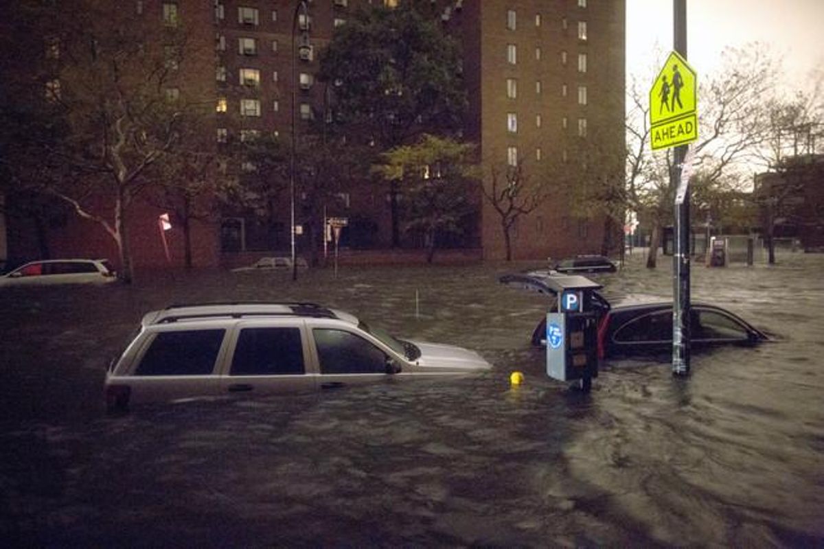 La meitat dels vehicles han quedat submergits a la 14a avinguda, a prop de la planta d’energia Consolidate Edison. Aquest dilluns, l’huracà va continuar amb el seu pas per Nova York deixant tancats els supermercats, les escoles i el transport públic a causa del vent i la pluja.
