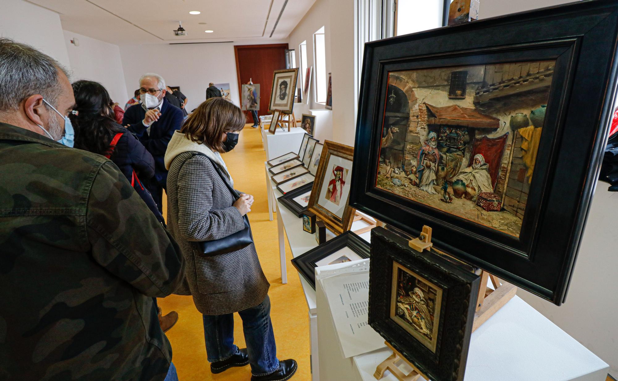 El IVAM acoge en Alcoy un mercadillo con obras de seis artistas locales que reflejan toda la esencia de los Moros y Cristianos