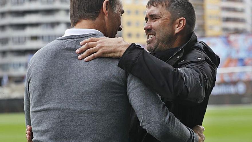 Coudet y Lopetegui se abrazan antes del partido. // RICARDO GROBAS