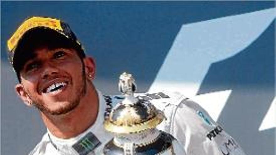 Hamilton a punt d&#039;enlairar el trofeu de guanyador al circuit hongarès.