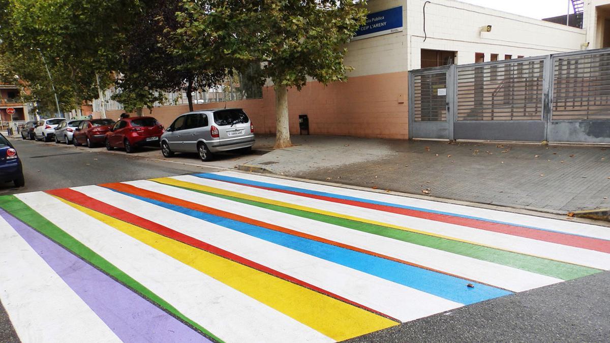 Uno de los pasos de cebra con colores vivos de Cornellà.