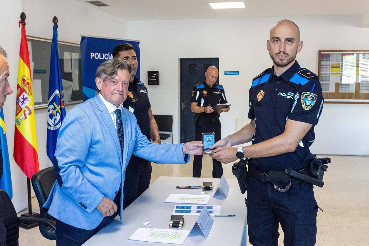 25 nuevos agentes interinos recogen sus acreditaciones policiales tras superar un intenso periodo de prácticas.