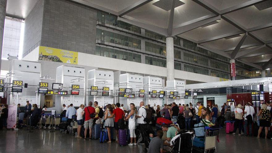 Pasajeros en el aeropuerto de Málaga.