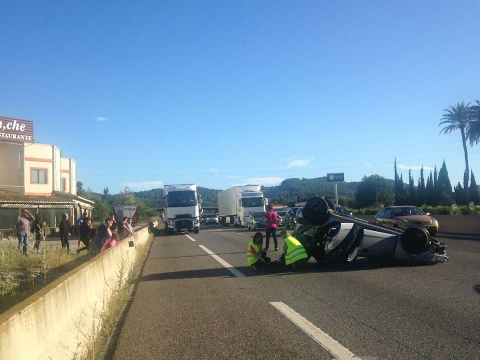 Una conductora herida al volcar en la A-7 en Beneixida