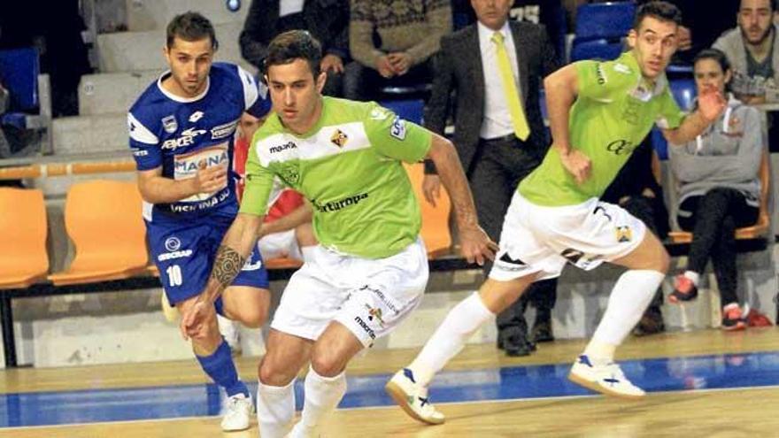 Joao conduce la pelota mientras Sergio se desmarca para recibir el balón.