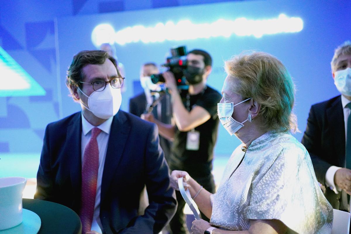 El presidente de la CEOE, Antonio Garamendi, charla con Arantza Sarasola, vicepresidenta de Prensa Ibérica, en la inauguración de EL PERIÓDICO DE ESPAÑA