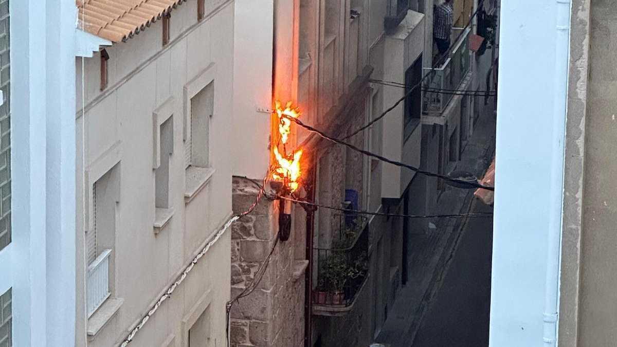 Crema el cablejat d'un edifici a l'Escala i deixa un restaurant sense llum