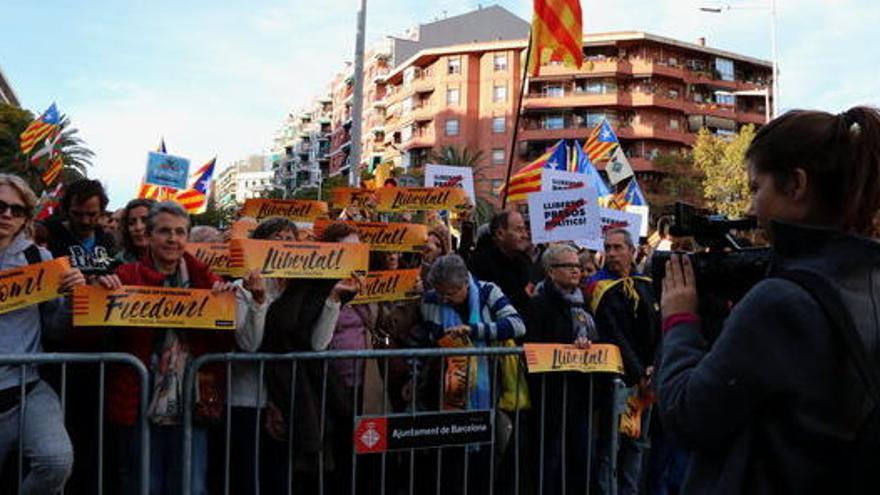 Una càmera de televisió grava un grup de participants a la mobilització procedents de Celrà (Gironès)