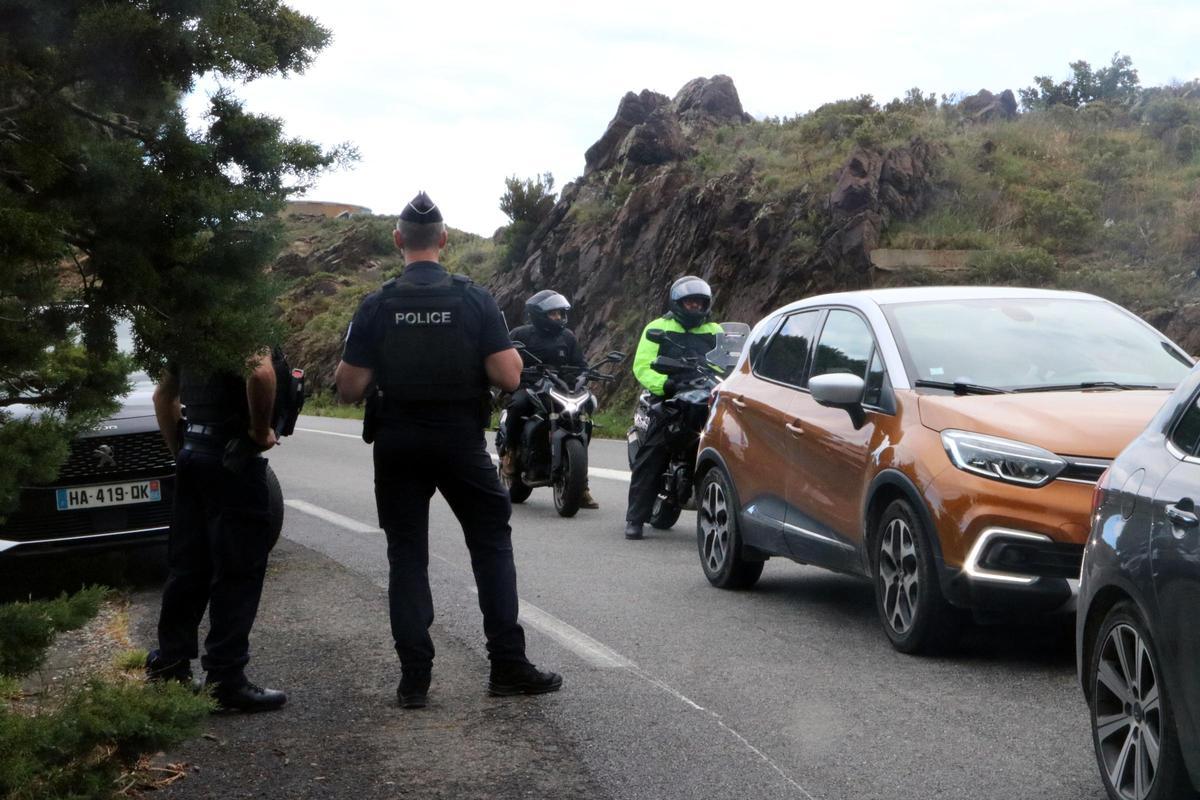El punt de control amb agents policials al Coll de Belitres.