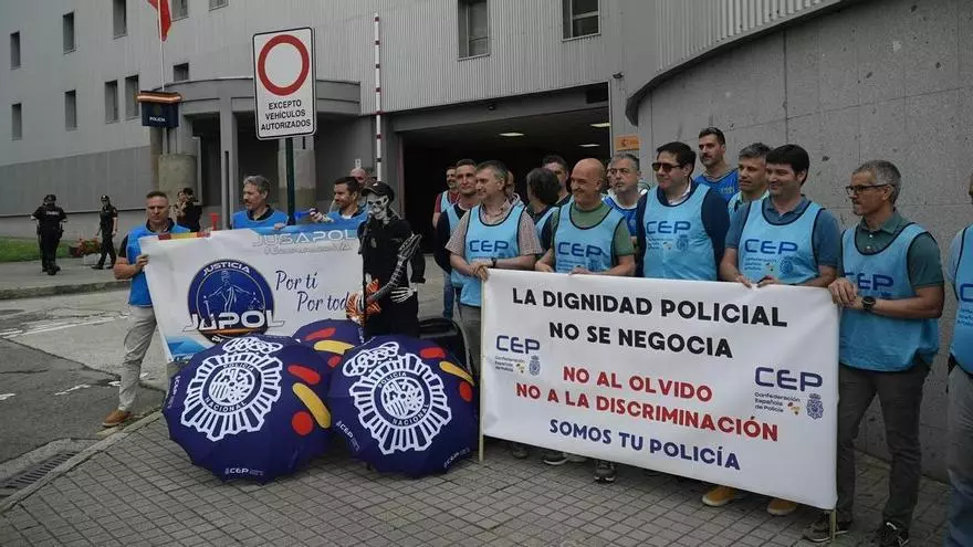 Policías nacionales se concentran en A Coruña convocados por CEP para reclamar más agentes en la provincia