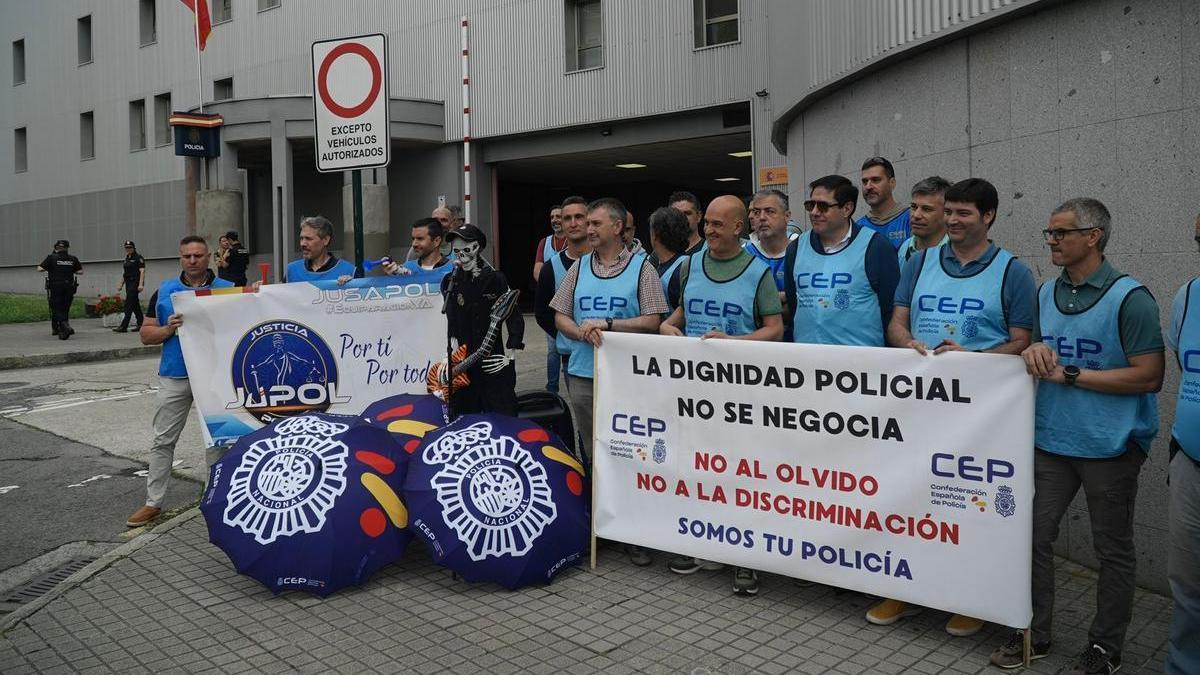 Policías nacionales se concentran en A Coruña convocados por CEP para reclamar más agentes en la provincia