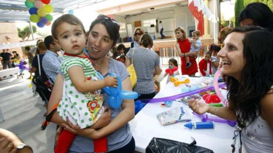 Escolares e invitados celebran el aniversario de Els Xiquets.