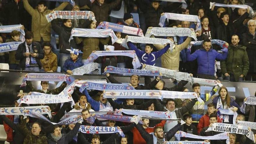 Aficionados del Celta, durante la interpretación del himno. // R. Grobas