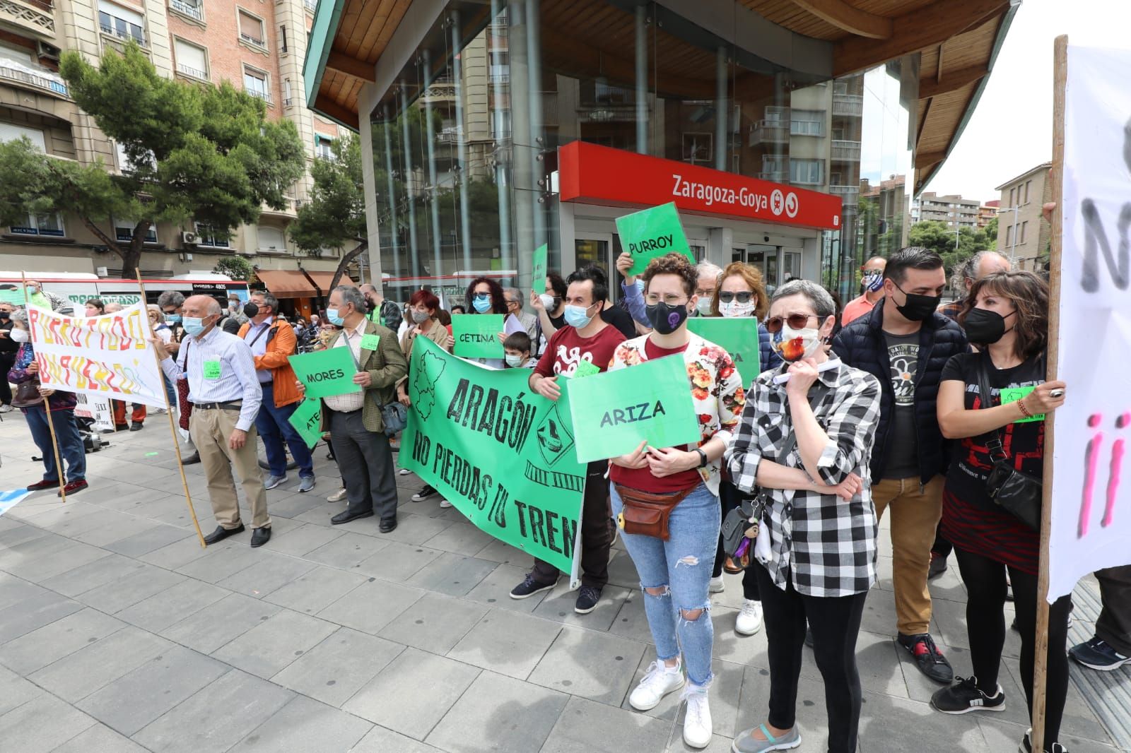 Más de 200 personas se manifiestan para pedir más paradas y frecuencias de tren