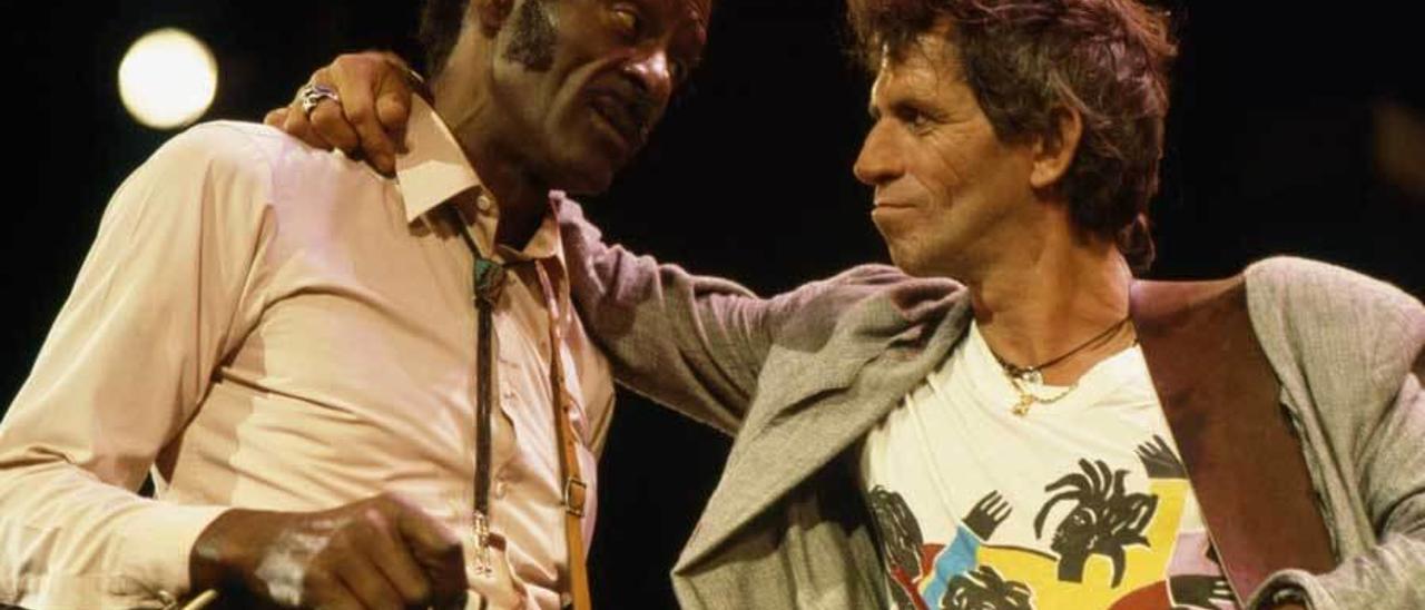 Chuck Berry y Keith Richards, durante el rodaje del documental &quot;Hail! Hail! Rock&#039;n&#039;Roll&quot;.