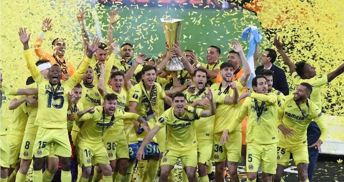 Los jugadores del Villarreal con el trofeo de la Europa League en Gdansk.