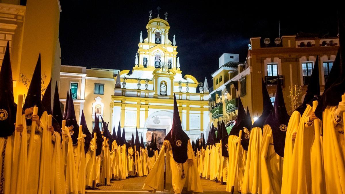 Salida de la Hermnadad de la Macarena.
