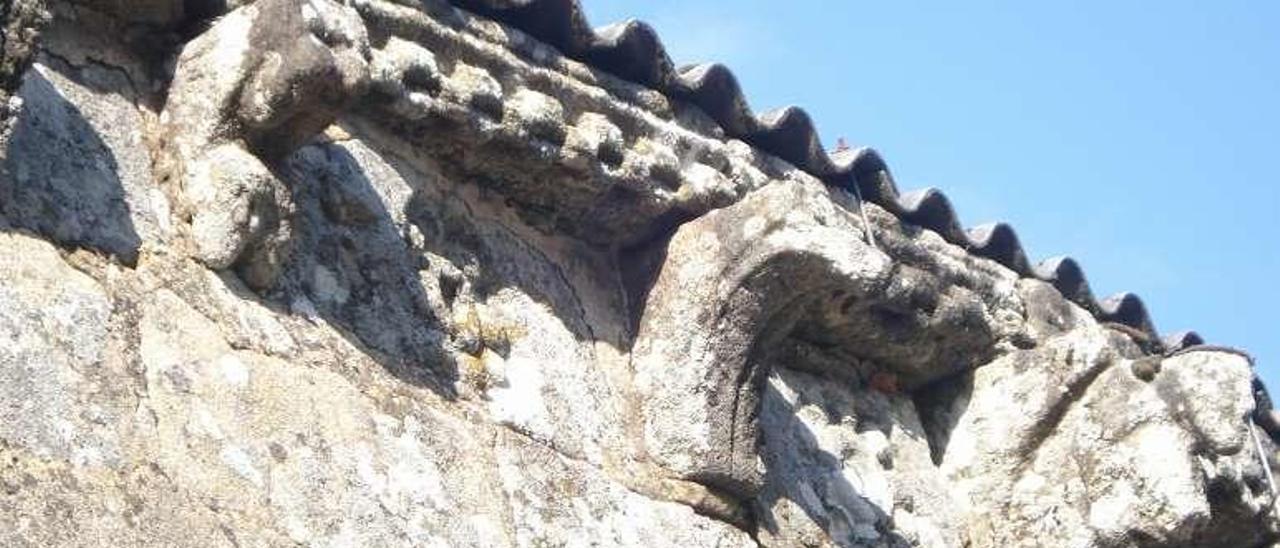 Algunos de los canetillos que posee en su fachada la ermita.