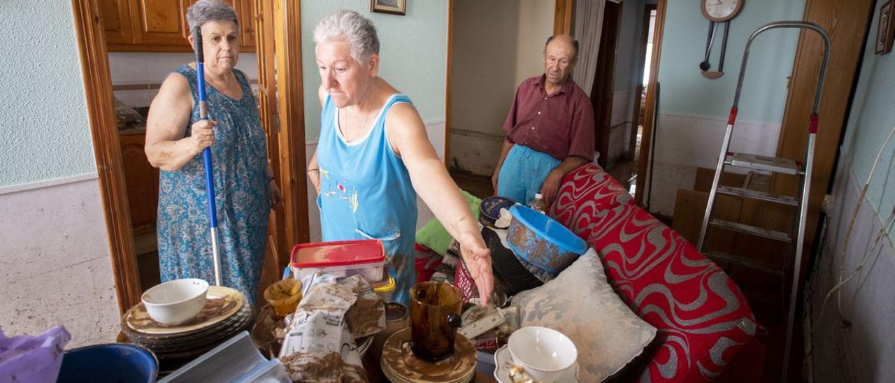 Una familia afectada por las inundaciones en Alcanar repasa el estado de su vivienda.