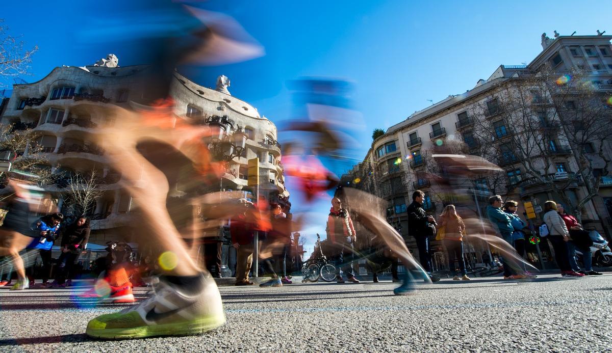 Corredores del maratón de Barcelona por La Pedrera.