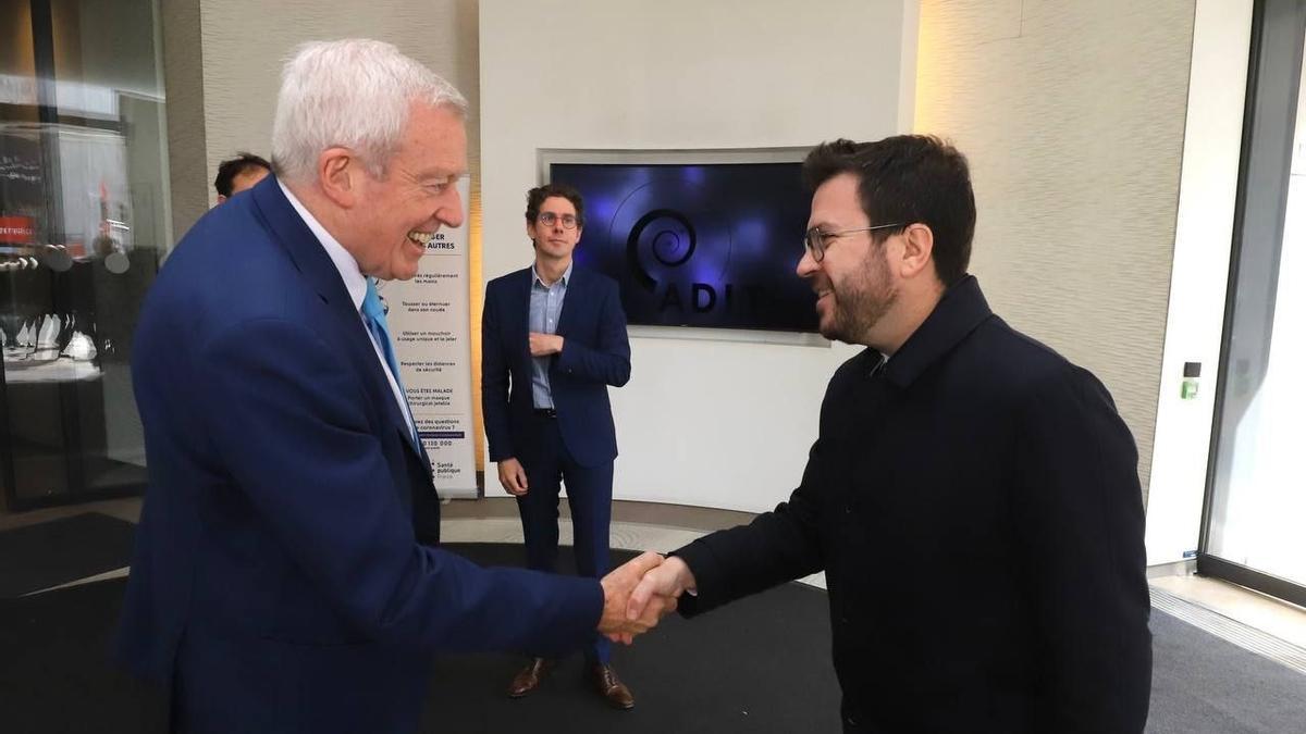 El president de la Generalitat, Pere Aragonès, saluda el president de Syndicat des Énergies Renouvelables, Jean-Louis Bal, en la seva reunió a París