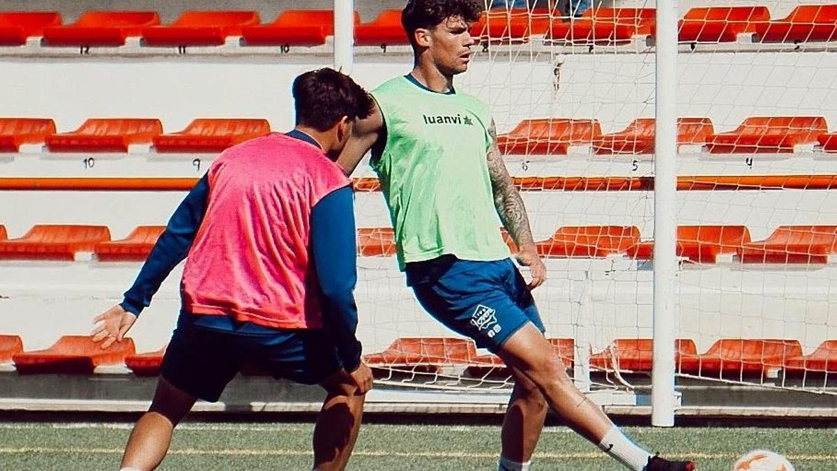 El Atzeneta entrenando esta semana en el Regit para preparar el partido.