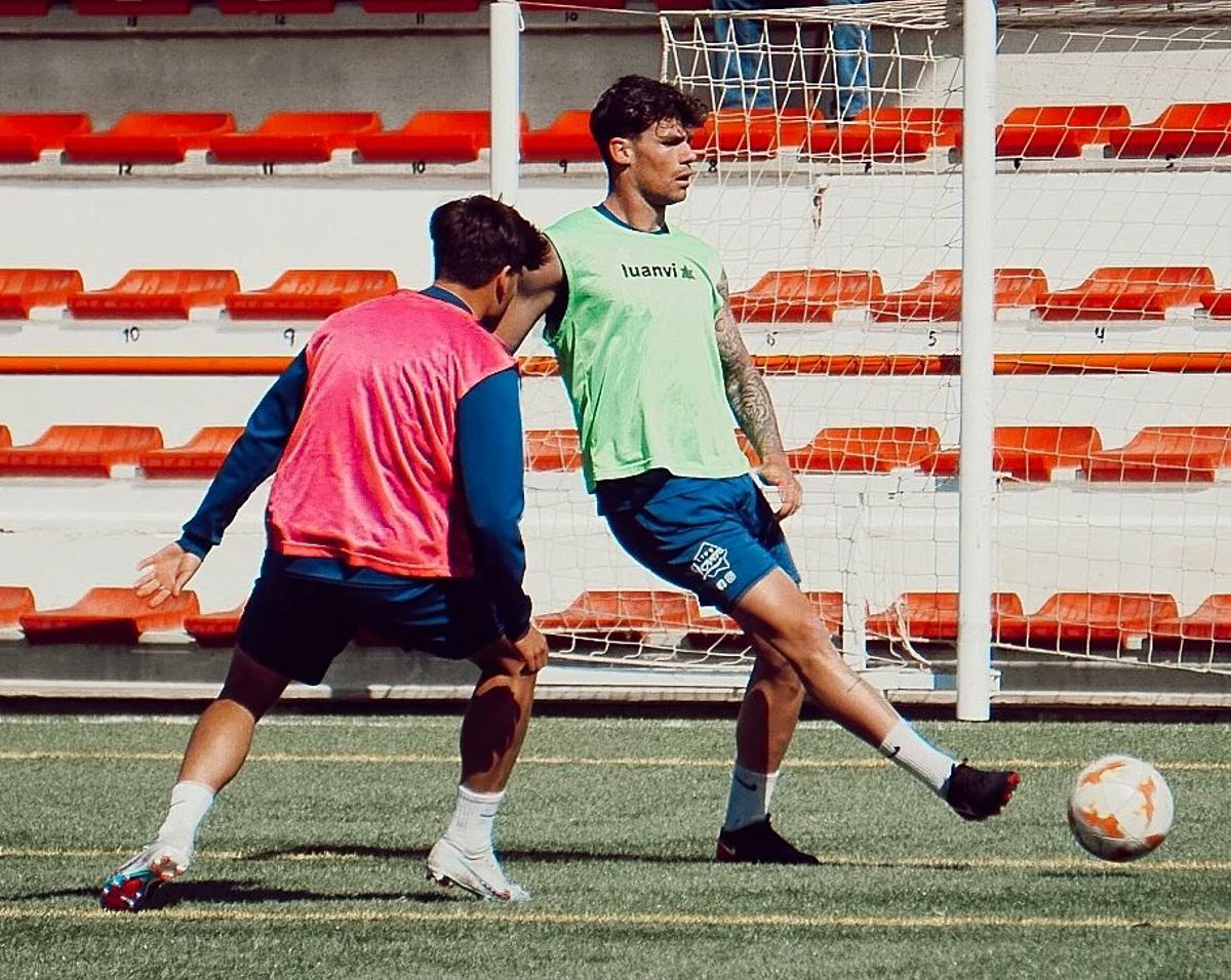 El Atzeneta entrenando esta semana en el Regit para preparar el partido.