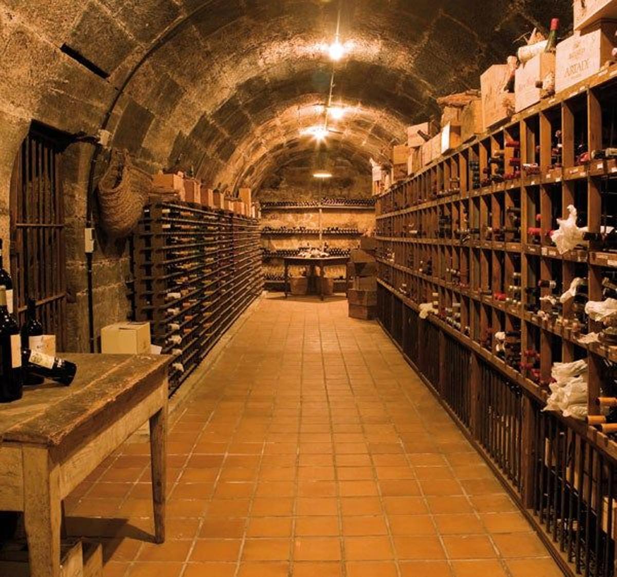 Galerías subterráneas excavadas en la piedra conservan las más de 400 referencias de vinos La Vie