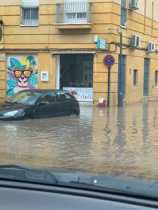 Las lluvias han provocado pequeñas inundaciones en los barrios situados junto a la ladera de la Sierra de Orihuela