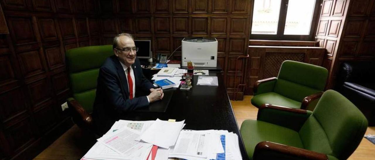 En el despacho del decano de Psicología, José Muñiz recuerda su etapa en el cargo.
