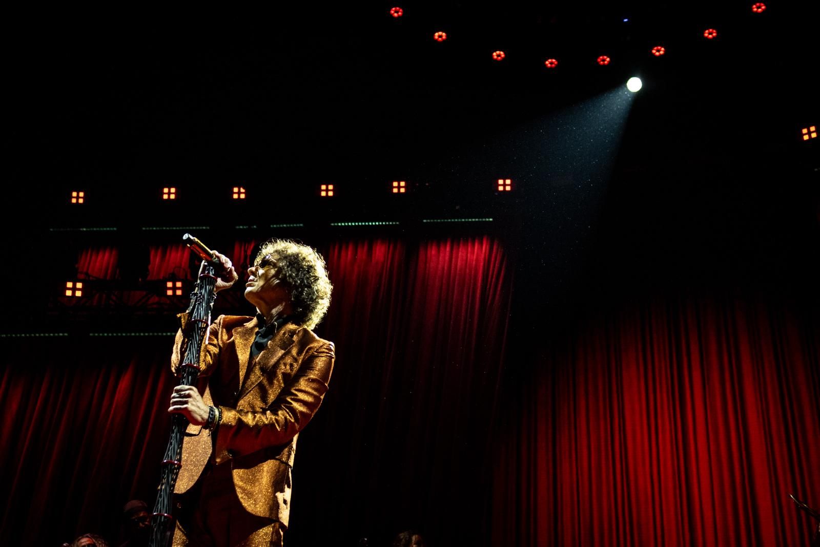 EN IMÁGENES | Enrique Bunbury pone patas arriba el Príncipe Felipe