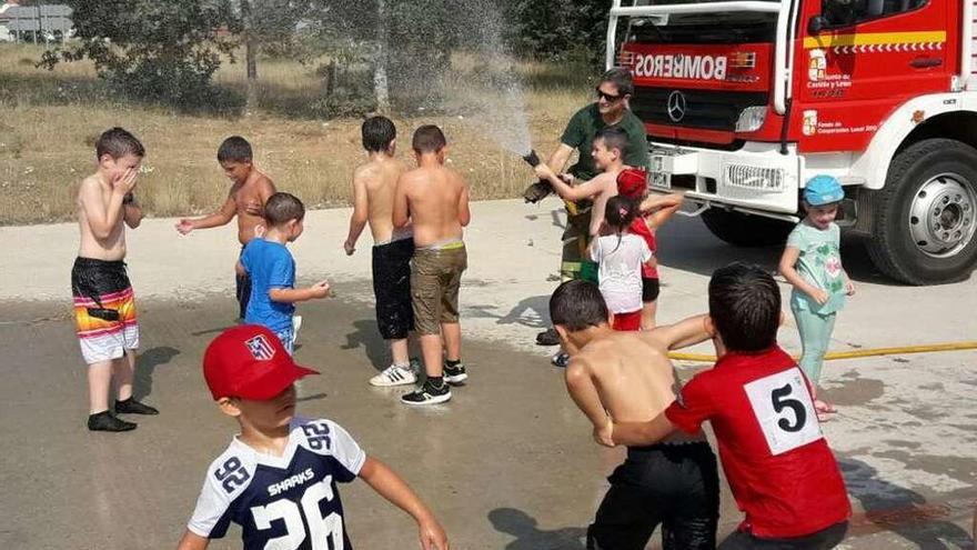 Los niños terminaron la visita al Centro Logístico refrescándose con la manguera.