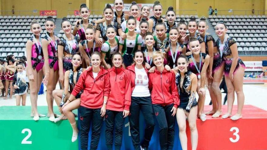 Las gimnastas de los cuatro conjuntos y sus entrenadoras Natalia, Yaiza, Alba e Irina, ayer en Vigo.