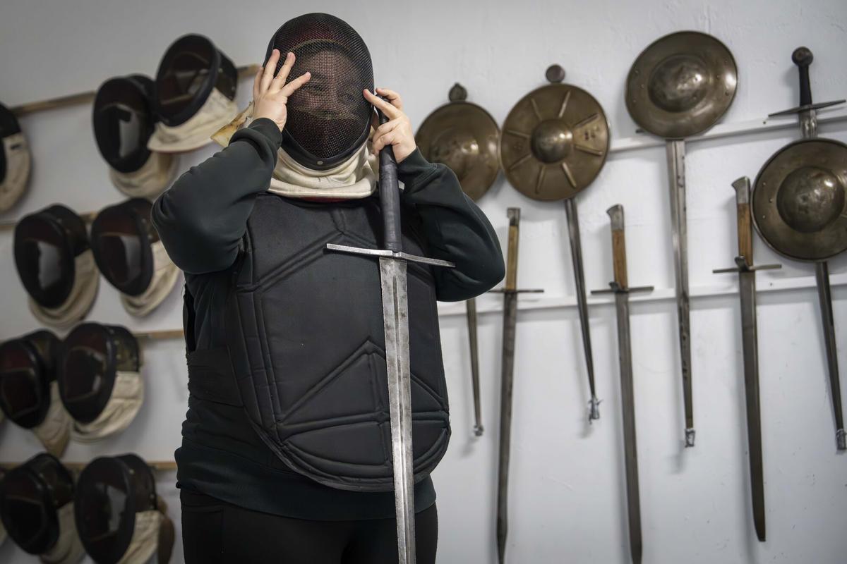Barcelona, 02/02/2026 Barcelona. Para el Barceloneando: Esgrima medieval. Duo Bellum es una de las salas de la Associació Catalana d’Esgrima Antiga. Enseñan a batirse en duelo con rigor histórico. Vamos a una clase de iniciación de espada larga, aprovechando el tirón en HBO del nuevo spin off de 'Juego de tronos', 'El Caballero de los Siete Reinos'.   AUTOR: MANU MITRU