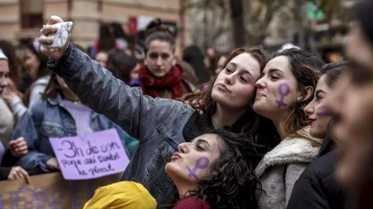 Junge Frauen bei einer Feminismusdemo 2018 in Palma. Seitdem bekennen sich immer weniger junge Menschen zum Feminismus