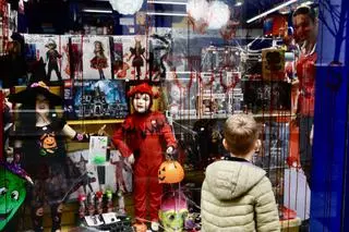 Los negocios de Gijón se engalanan para Halloween (en imágenes)