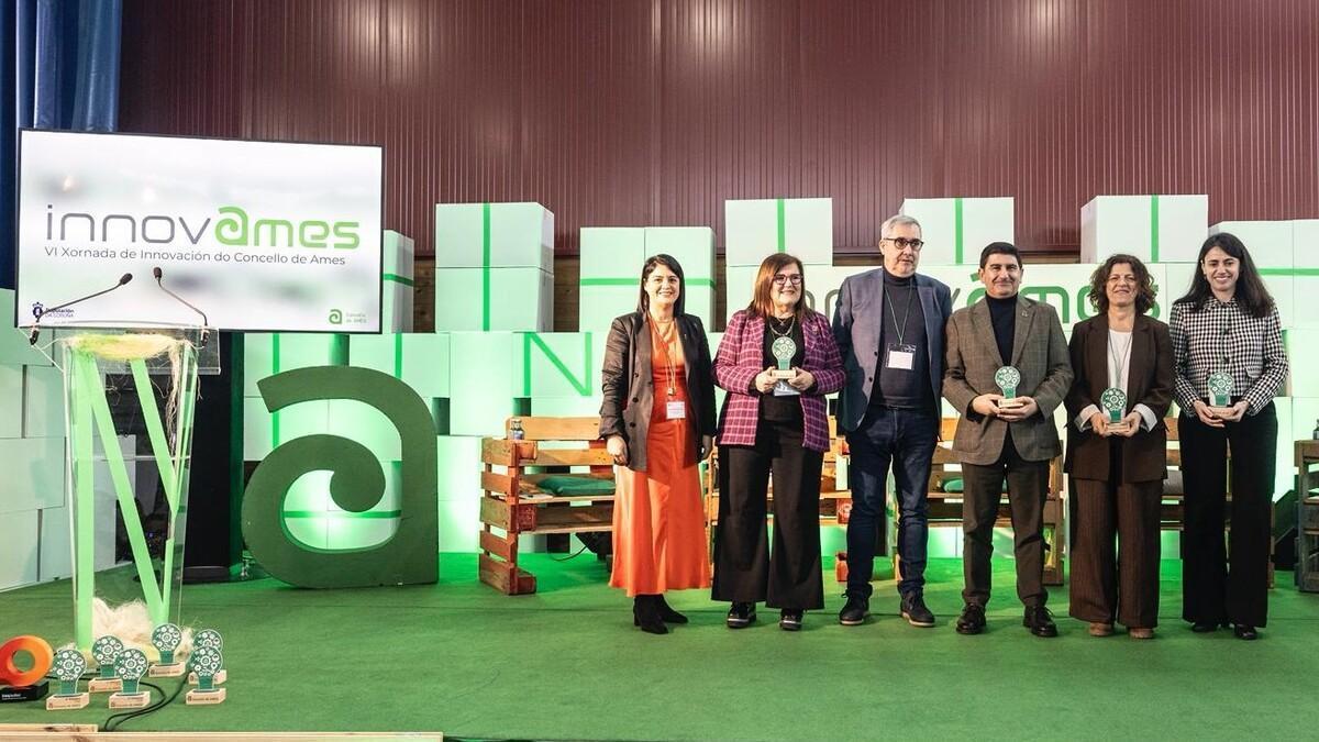 El alcalde de Ames, tercero por la izquierda, junto a Pedro Blanco en una edición de InnovAmes