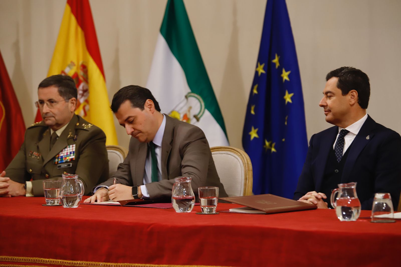 Firma del convenio económico en Córdoba para la base logística del Ejército de Tierra
