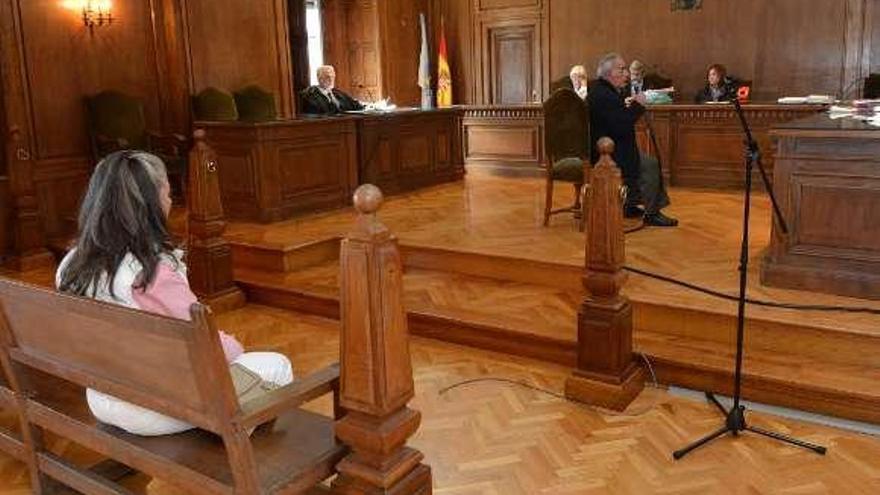 La acusada, en el banquillo, escucha a un testigo en el juicio.