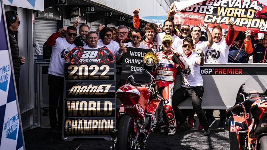 Izan Guevara, campeón del mundo de Moto3 a lo grande