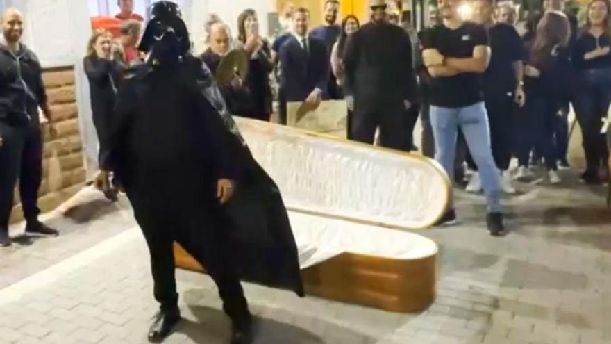 Pedida de mano surrealista en Murcia: en un ataúd, vestido de Darth Vader y con música de procesión en vivo.