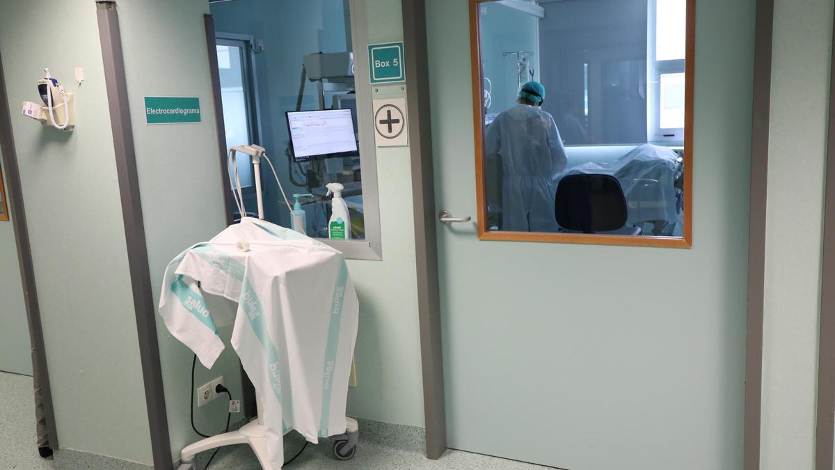 Un médico en un box del Miguel Servet de Zaragoza, en una imagen de archivo.