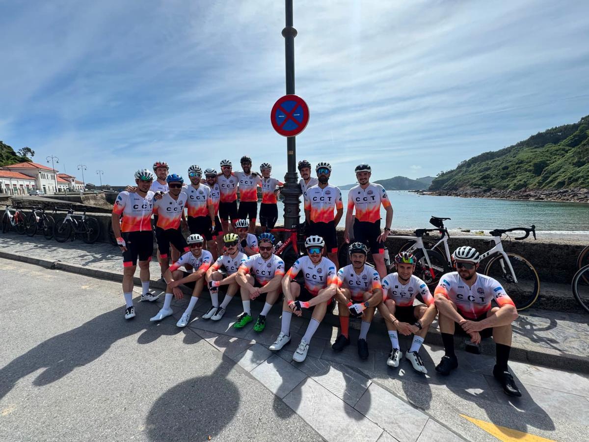 Los integrantes del CCT en Tazones, en la llegada de la marcha cicloturista.