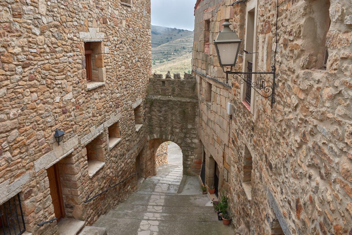 Puerta musulmana del siglo XII en Puertomingalvo, Teruel