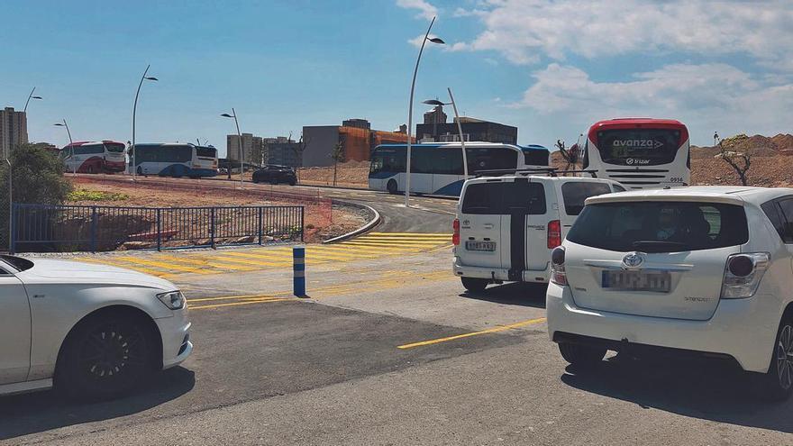 Benidorm reordena el tráfico en la zona escolar para reducir atascos en hora punta