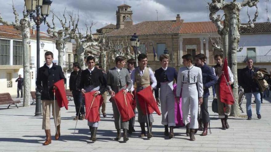 Los jóvenes aspirantes a toreros, ayer en la Plaza Mayor de Fuentesaúco poco antes de participar en la semifinal del Bolsín Taurino.