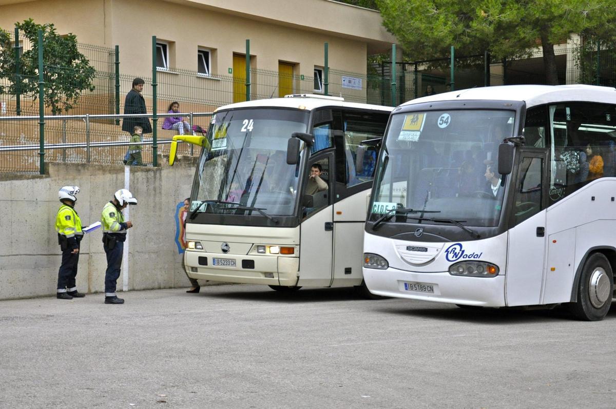 Imagen de archivo de dos autocares de transporte escolar.