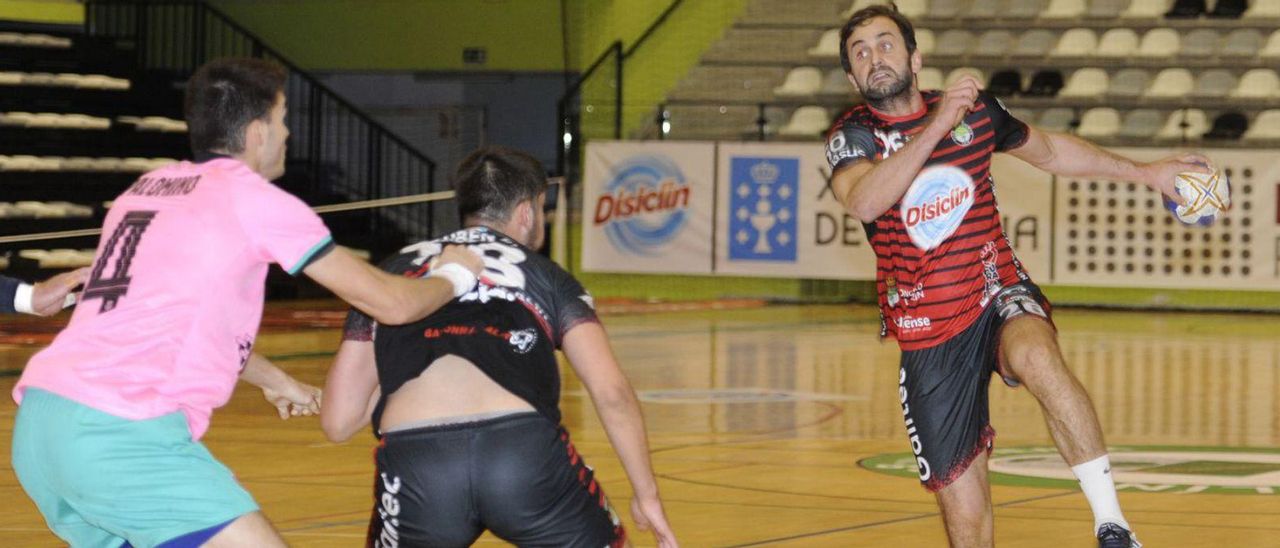 Roberto Álvarez (dcha.) es duda para el partido de hoy por un proceso vírico. | // BERNABÉ/JAVIER LALÍN