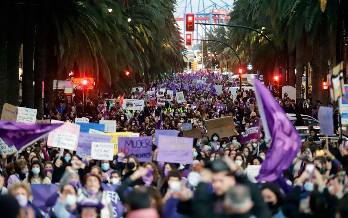 Las mujeres toman hoy las calles en Málaga como cada mes de marzo para reivindicar, entre otros asuntos, una igualdad real en sus retribuciones. | L. O.