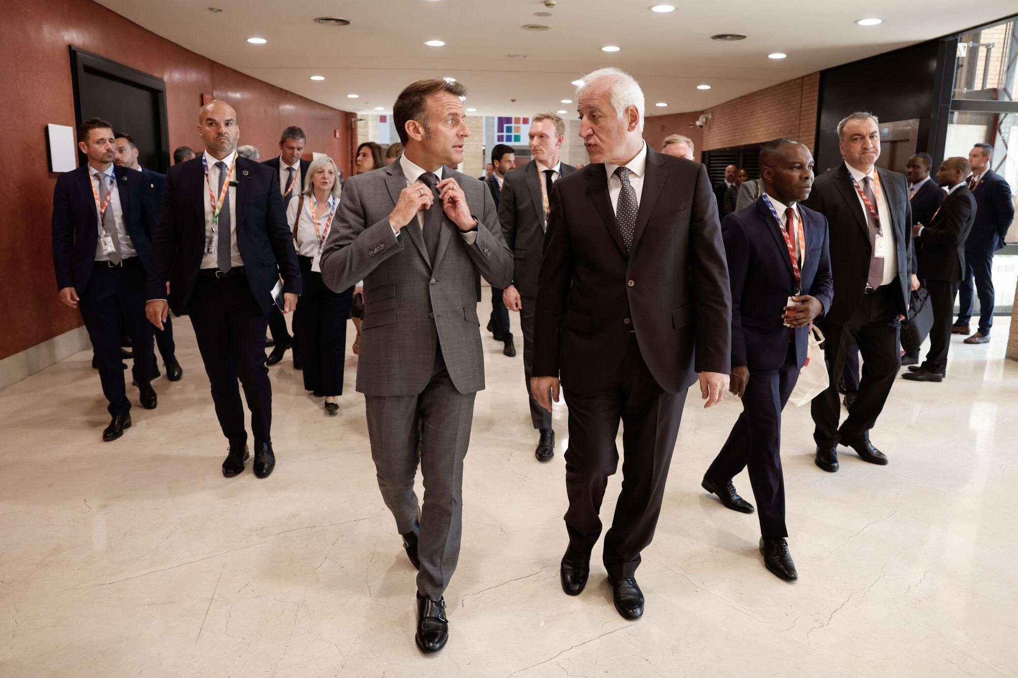 SEVILLA, 30/06/2025.- El presidente de Francia, Emmanuel Macron (c-izda), a su llegada al plenario en la primera sesión de la IV Conferencia Internacional de la ONU sobre Financiación para el Desarrollo, este lunes en Sevilla. Unos setenta jefes de Estado o de Gobierno se reúnen desde hoy y hasta el próximo jueves en este encuentro que aspira movilizar más recursos en cooperación y reafirmar el compromiso con el multilateralismo. EFE/J. J. Guillén